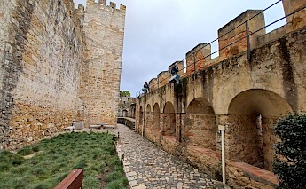 Pathway along the grounds of Sao Jorge castle, Lisbon, Portugal. Simon Burchell@wikimedia commons