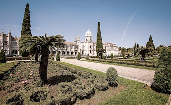 Beutiful garden outside the Jeronimos Monastery. Frank Nürnberger@unsplash