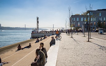tourists on the steps of  Cais das Colunas, Lisbon, Portugal. Susanne Nilsson@wikimedia commons