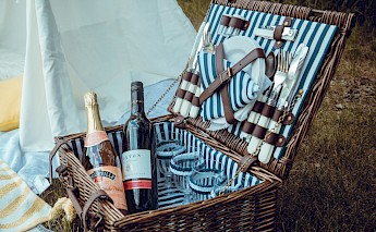 Picnic hamper. Richmond Osei@Unsplash