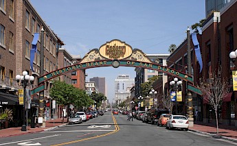 Gaslamp Quarter Arch, San Diego, California. Bernard Gagnon@Wikimedia Commons