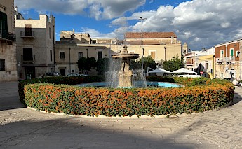 Water Fountain, Piazza Municipio, Naples, Italy. Ferdi2005@Wikimedia Commons