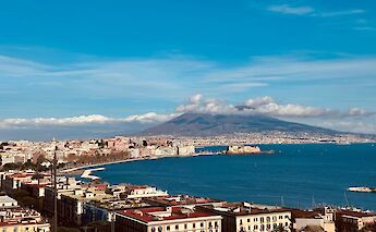 Clouds above the mountains, Naples bike tour, Italy. Grafi Jeremiah@Unsplash