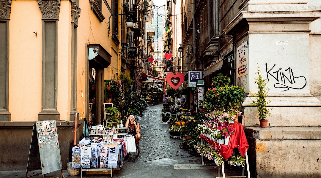 Vibrant alley in Napoli, Naples, Italy. Sam van Bussel@Unsplash