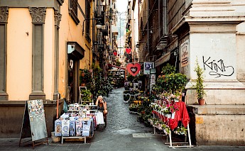 Vibrant alley in Napoli, Naples, Italy. Sam van Bussel@Unsplash