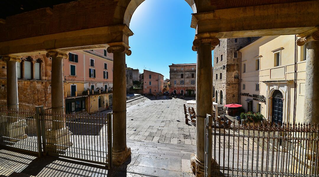 In the shade, Piazza Municipio, Naples, Italy. Nandowm@Wikimedia Commons