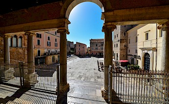 In the shade, Piazza Municipio, Naples, Italy. Nandowm@Wikimedia Commons