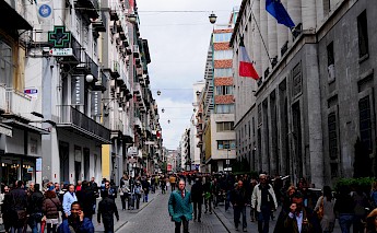 Man in the middle of a busy Via Toledo, Naples, Italy. Mstyslav Chernov@Wikimedia Commons