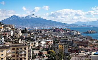 Skyline of Naples, Naples bike tour, Italy. Aversa Taxi@Unsplash