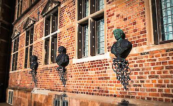 Statues on a building, Copenhagen, Denmark. Charly Nguyen@Unsplash