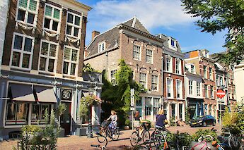 Cycling through Utrecht, Holland. Alain ROUILLER@Unsplash