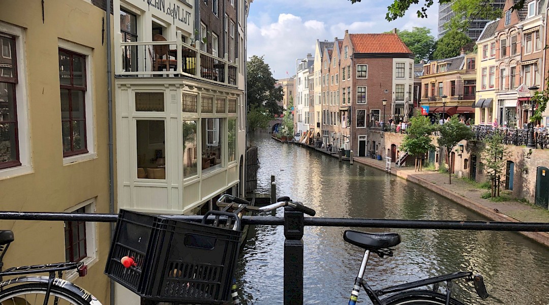 Bike by the canal on a beautiful day, Utrecht, Holland. Denise Jans@Unsplash