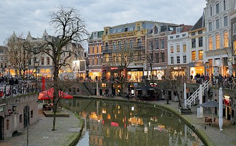 Dusk, shops along the Utrecht Canal lighting up, Utrecht, Holland. Martin Woortman@Unsplash