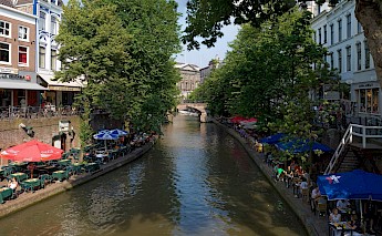 Meals by the canal in Utrecht, Holland. 5diliff@Wikimedia Commons