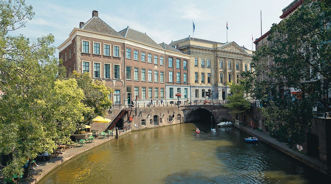 Green river flowing through Utrecht, Utrecht bike tour, Holland. Uitbundig@Unsplash