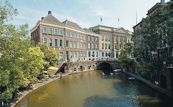 Green river flowing through Utrecht, Utrecht bike tour, Holland. Uitbundig@Unsplash