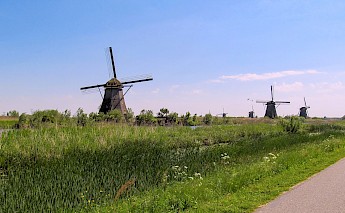 Windmills on a countryside, Utrecht, Holland. Daniela Paola Alchapar@Unsplash