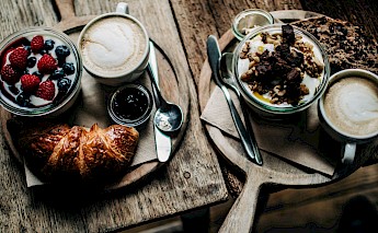 Yoghurt and hot drinks, Utrecht, Holland. Frederique Smit@Unsplash