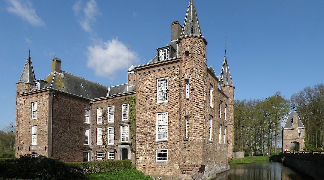 Castle Zuylen on a bright day, Utrecht, Holland. Torsade de Pointes@Wikimedia Commons