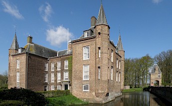 Castle Zuylen on a bright day, Utrecht, Holland. Torsade de Pointes@Wikimedia Commons