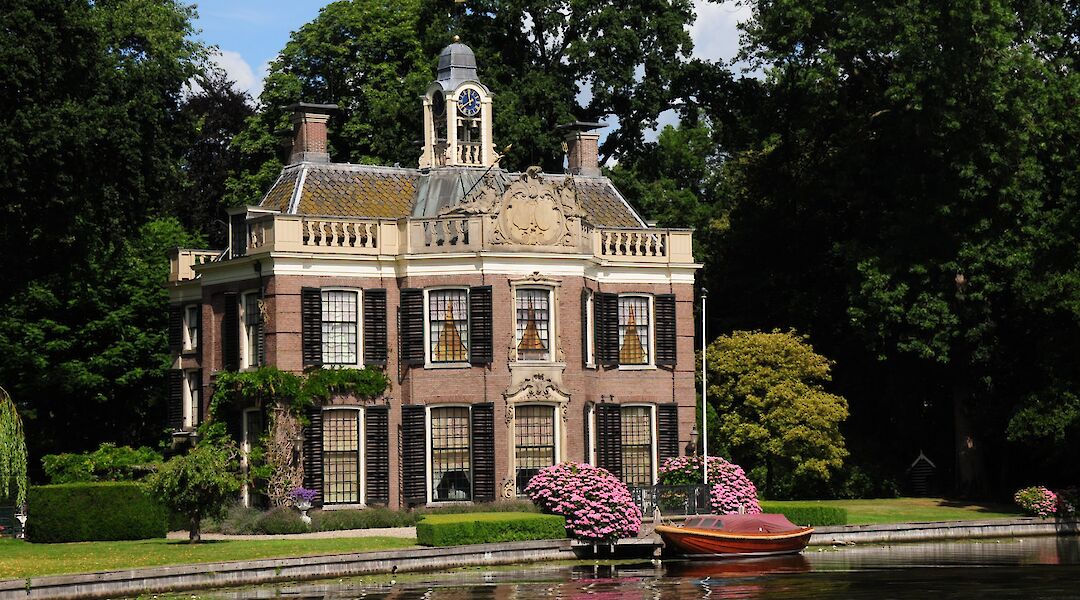 Old estate by the Vecht River, Urecht, Holland. Henk Monster@Wikimedia Commons