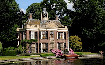 Old estate by the Vecht River, Urecht, Holland. Henk Monster@Wikimedia Commons