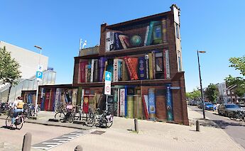 Mural painting house of books, Utrecht, Netherlands. John De Jong@Unsplash