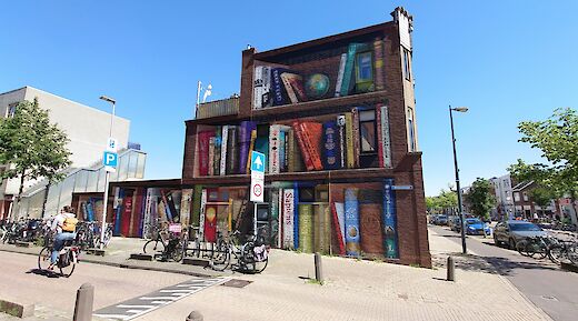 Mural painting house of books, Utrecht, Netherlands. John De Jong@Unsplash