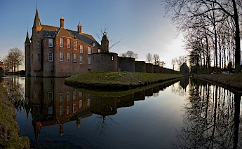 Zuylen Castle,  originally built in the 13th century by Lord van Suilen en Anholt as a simple donjon (keep), Utrecht, Holland. Gil.cavalcanti@Wikimedia Commons