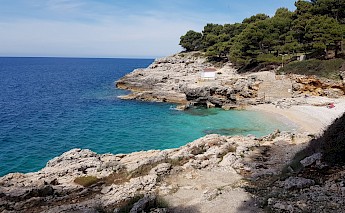 A beautiful day at Hawaii Beach, Verudela, Pula, Croatia. Gwenael Saint-Genest@Wikimedia commons