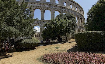 Garden outside the Pula Arena, Pula, Croatia. Sietze Kraak@Wikimedia Commons