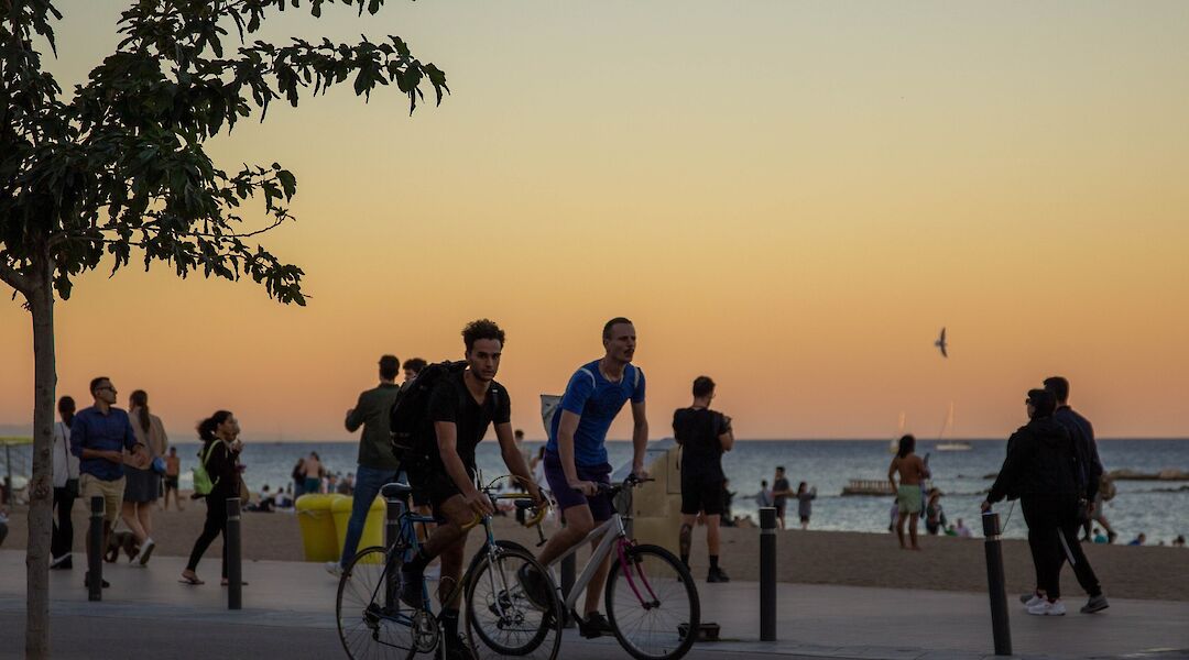 Sunset biking along the Barceloneta Beach, Barcelona, Spain. Ana Lanza@Unsplash