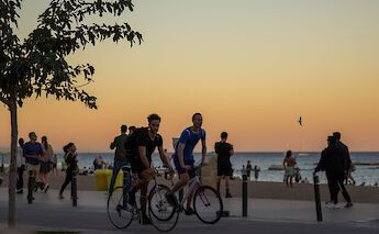 Sunset biking along the Barceloneta Beach, Barcelona, Spain. Ana Lanza@Unsplash