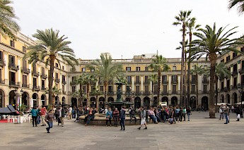 Plaza Reial, Gothic Quarter, Barcelona, Spain. Sietze Kraak@Wikimedia Commons