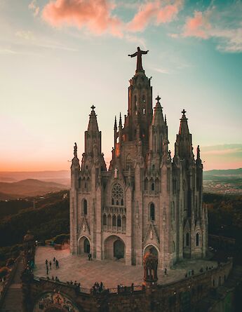 Sagrada Familia at sunset, Barcelona, Spain. Biel Morro@Unsplash