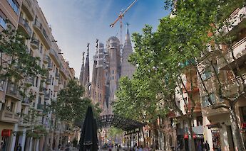 Sagrada Familiar viewed from the street, Barcelona, Spain. Yu@Unsplash