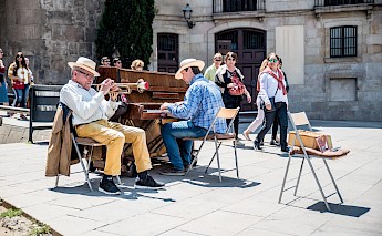 Street art performers playing music at Cathedral Square, Barcelona. Richard Hewat@Unsplash