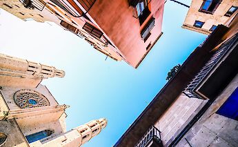 Looking up at buildings, Barcelona, Spain. Camille Minouflet@Unsplash