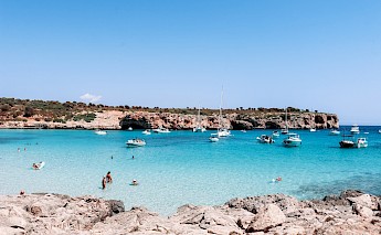 Boats and swimmers in one of Palma's bay. Austin Farrington@Unsplash