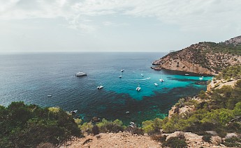 Boats off the coast of Palma de Mallorca, Spain. Eugene Zhyvchik@Unsplash