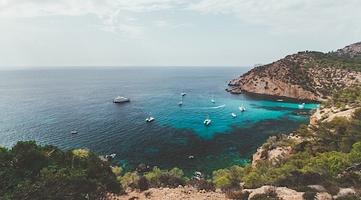 Boats off the coast of Palma de Mallorca, Spain. Eugene Zhyvchik@Unsplash