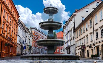 Fountain in the middle of New Town Square Ljubljana, Slovenia. Eugene Kuznetsov@Unsplash