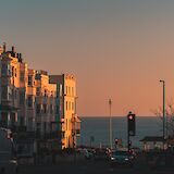 Sunset on the streets of Brighton, England. PEIXIN WU@Unsplash