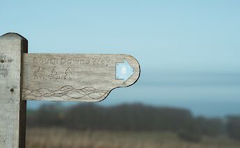 Road sign, South Downs, Brighton, England. Annie Spratt@Unsplash