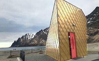 Golden Toilent at Ersfjordbotn, Tromso, Norway. Harald Groven@Wikimedia Commons