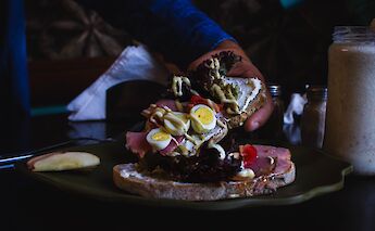 ham, Eggs, Lunch, Tromso, Norway. Louis Hansel@Unsplash