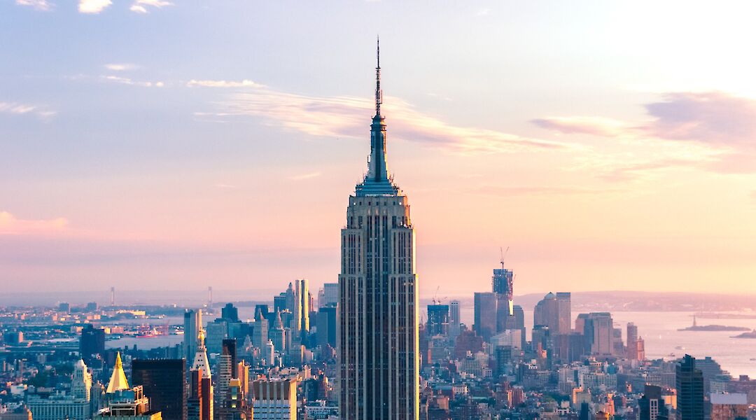 Purple hues around the Empire State Building, New York, New York. Kisuman@Unsplash