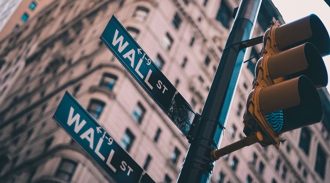 Traffic light and street sign, Wall Street, New York, New York. Lolo@unsplash