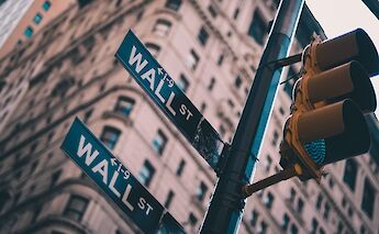 Traffic light and street sign, Wall Street, New York, New York. Lolo@unsplash
