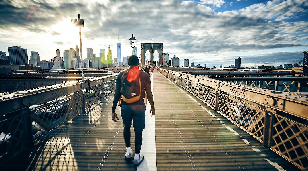Walking on the Brooklyn Bridge, New York. Fabien Bazanegue@Unsplash